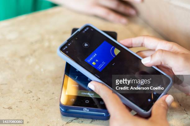 virtual card shopping on mobile phone - apple pay stock pictures, royalty-free photos & images