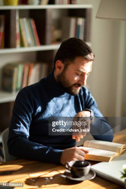 joven hombre de negocios está esperando una reunión mano con reloj - clock face fotografías e imágenes de stock