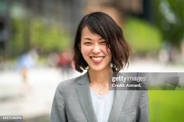 美しい日本の女性起業家と先見の明のあるリーダー - 女性　日本人　笑顔　30代 ストックフォトと画像