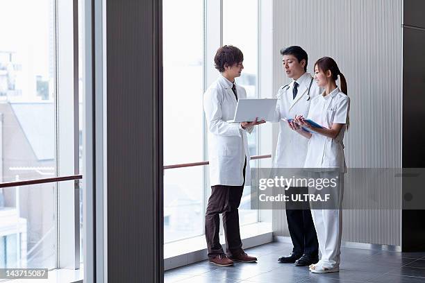doctors and nurse talking - nurse full length stock pictures, royalty-free photos & images
