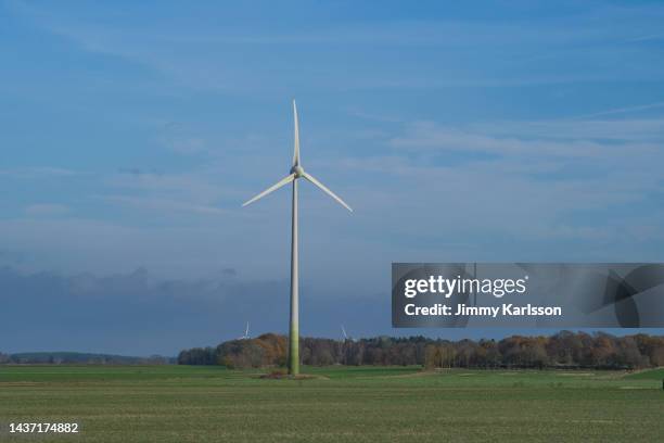 wind turbine with copy space - vindkraftverk stock pictures, royalty-free photos & images