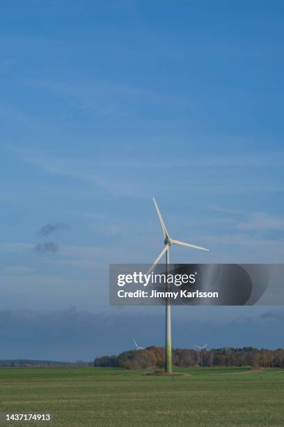 wind turbine with copy space - vindkraftverk stock pictures, royalty-free photos & images