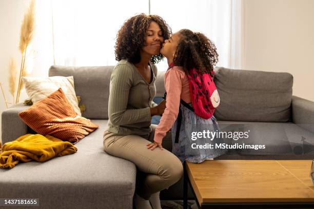 madre preparando a su hija para el primer día en la escuela - padre e hijas fotografías e imágenes de stock