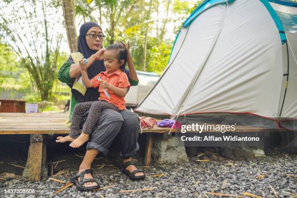 family time camping outdoor - kids fun indonesia stock-fotos und bilder