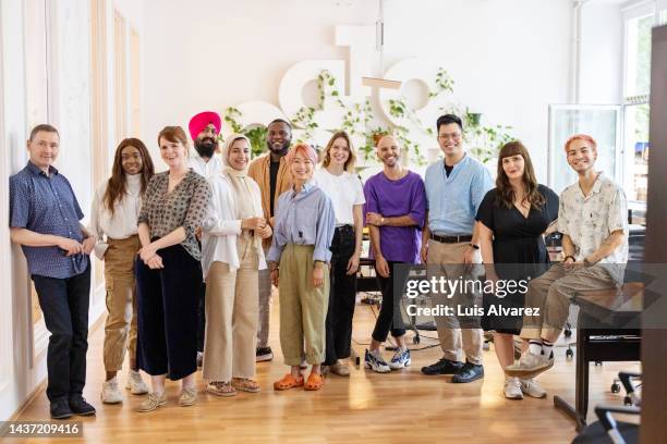 successful business team in office - multikulturelle gruppe stock-fotos und bilder