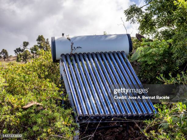solar panels for the hot water of the house installed in the garden. - water heater stockfoto's en -beelden