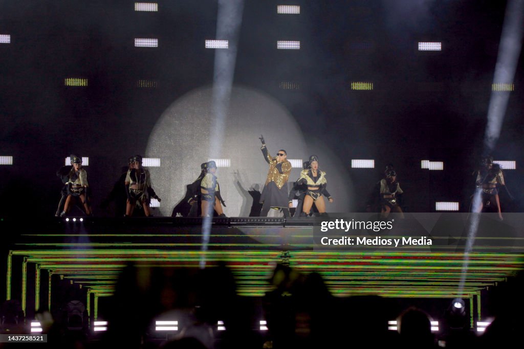 Daddy Concert Daddy Yankee performing during a concert at Estadio Andrés Quintana ...
