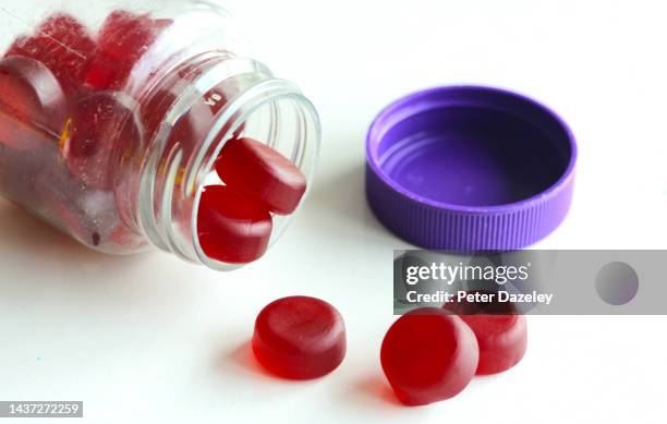 kids' multivitamin, blackcurrant flavour - gummy snoep stockfoto's en -beelden