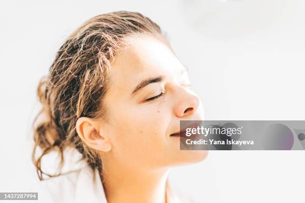 portrait of a woman with soft natural skin - natürlicher zustand stock-fotos und bilder