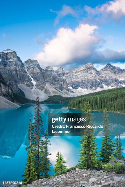 moraine lake, sunrise view. canadian rockies, alberta, canada - canada rockies fotografías e imágenes de stock