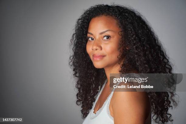 beauty portrait of adult african american woman - mature woman - fotografias e filmes do acervo