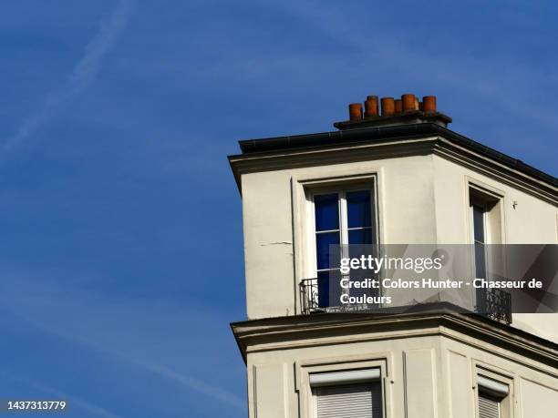 close-up of the top floor of an apartment building in paris - upper_house stock-fotos und bilder