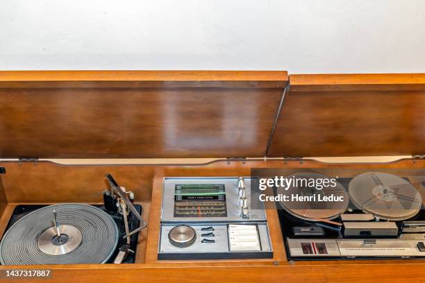vintage mid century hi fi stereo console with tape recorder, radio and record player - gramophone stock pictures, royalty-free photos & images