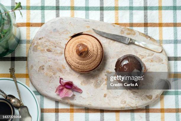 mont blanc  and chocolate dessert - mousse foto e immagini stock