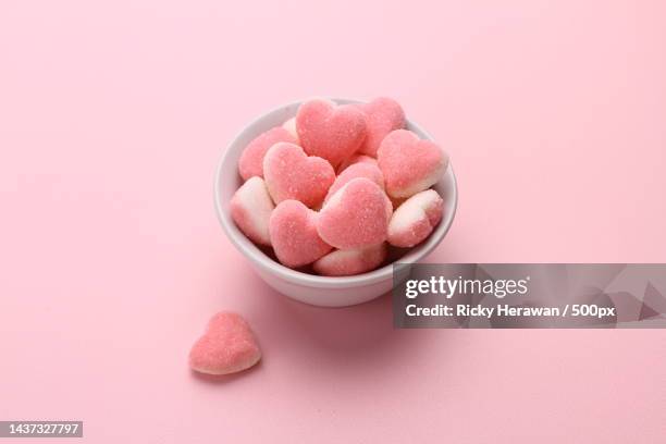 high angle view of heart shape marshmallows in bowl over pink background,bekasi,indonesia - chewy foto e immagini stock