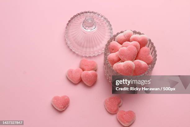 high angle view of heart shape marshmallows on pink background,bekasi,indonesia - candy hearts stock pictures, royalty-free photos & images