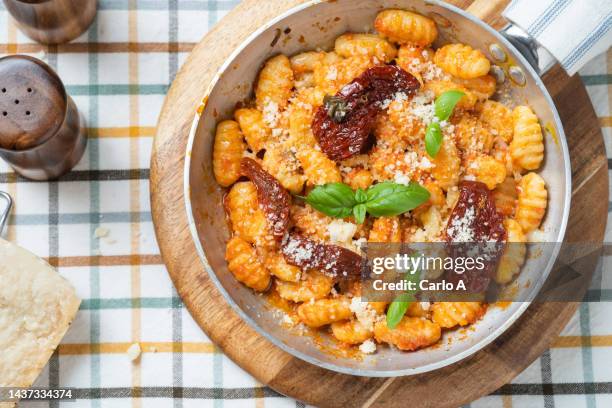 gnocchi in sun-dried tomato sauce - tomatenpasta stockfoto's en -beelden