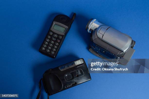 retro technologies - 90s tv set stock pictures, royalty-free photos & images