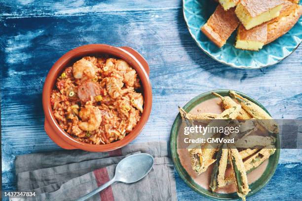 jambalaya de poulet et de saucisse de style cajun dans une casserole en fonte - stew pot photos et images de collection