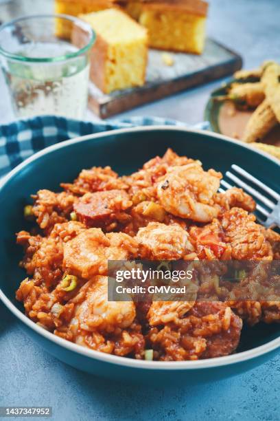 cajun style huhn und wurst jambalaya in einem gusseisernen topf - cajun food stock-fotos und bilder