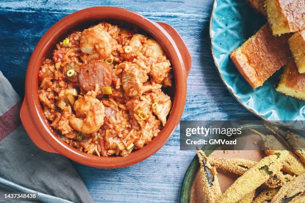 cajun style huhn und wurst jambalaya in einem gusseisernen topf - cajun food stock-fotos und bilder