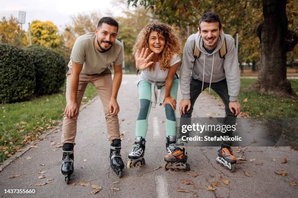 amigos patinando em patins inline - inline skating - fotografias e filmes do acervo