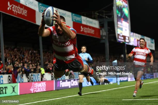 Lewis Ludlow of Gloucester scores his side's sixth try during the Gallagher Premiership Rugby match between Gloucester Rugby and Exeter Chiefs at...