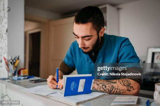 porträt eines tierarztes - handschuh karte stock-fotos und bilder