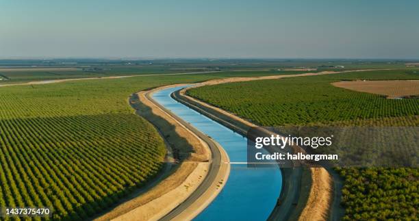 vista aérea del acueducto y las tierras de cultivo en el condado de stanislaus - central california fotografías e imágenes de stock