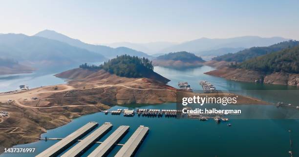 aerial shot of boats moored on drought stricken lake shasta in california - sacramento rivier stockfoto's en -beelden