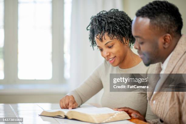 couple reading together - black women in the bible stock pictures, royalty-free photos & images