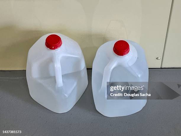 gallon jugs of purified water for refilling industrial batteries - purified water stockfoto's en -beelden