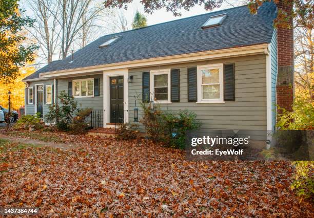 wide shot of a home on the east coast during autumn - nouvelle angleterre états unis photos et images de collection