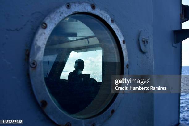 coast guard ships. - marine police photos et images de collection