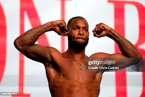 Le'Veon Bell poses during his official weigh in at Desert Diamond Arena on October 28, 2022 in Glendale, Arizona.