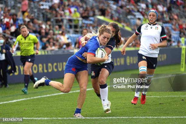 Joanna Grisez of France scores a try during Rugby World Cup 2021 Quarterfinal match between France and Italy at Northland Events Centre on October 29...