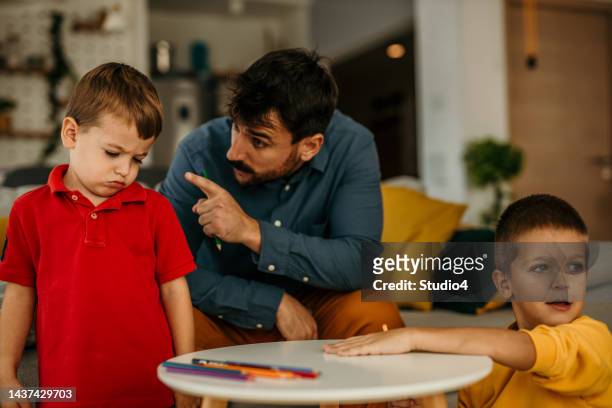 親のしつけと息子との会話 - 罰 ストックフォトと画像