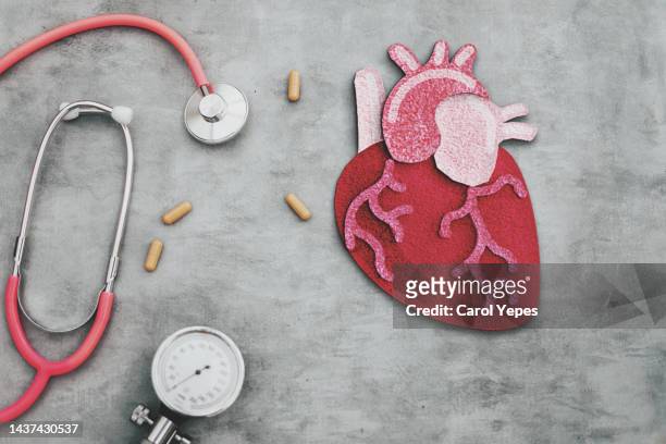 anatomical heart made of felt textile in red background - heart health 個照片及圖片檔