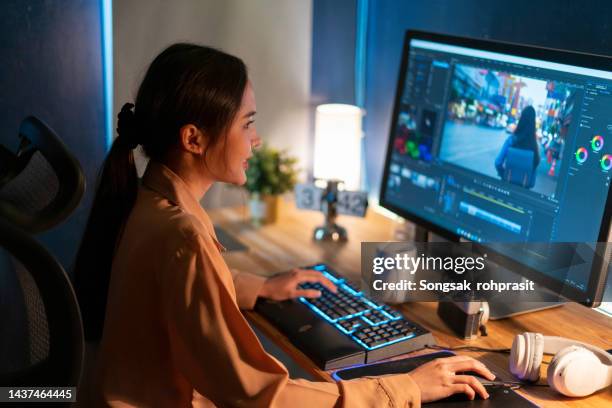 beautiful female video editor - video editing foto e immagini stock