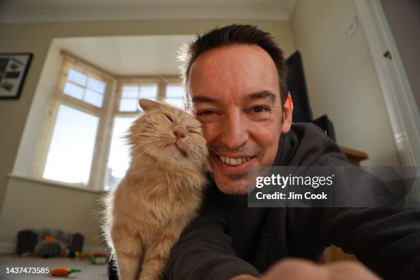 carrot the cat with owner - hairy man stockfoto's en -beelden