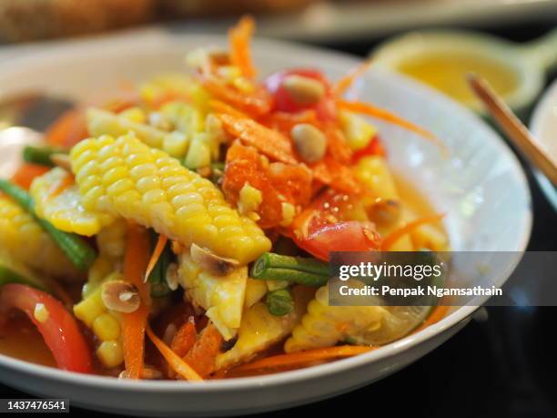 spicy corn salad with shrimp in white plate - aperitivo plato de comida imagens e fotografias de stock