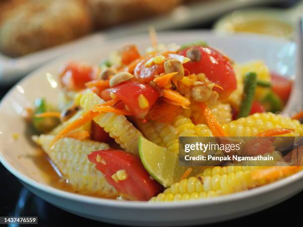 spicy corn salad with shrimp in white plate - aperitivo plato de comida imagens e fotografias de stock