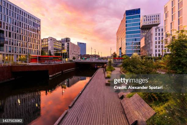 canal and modern buildings at oslo, norway - oslo - fotografias e filmes do acervo