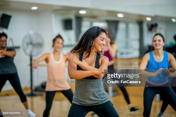 women's aerobics class - zumba dance stock pictures, royalty-free photos & images