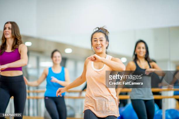 women's aerobics class - aerobic stockfoto's en -beelden