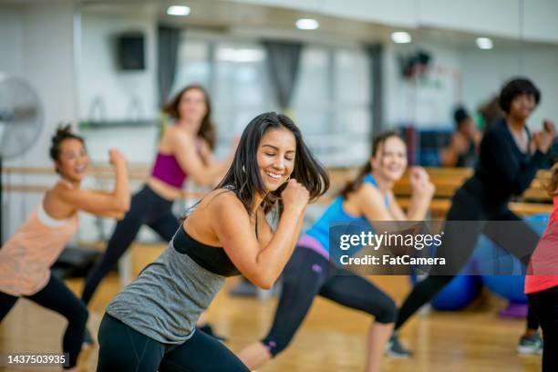 women's aerobics class - aerobic stockfoto's en -beelden