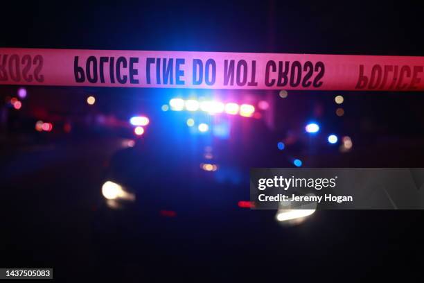 police line do not cross tape at the scene of a violent crime - crimine con arma da fuoco foto e immagini stock