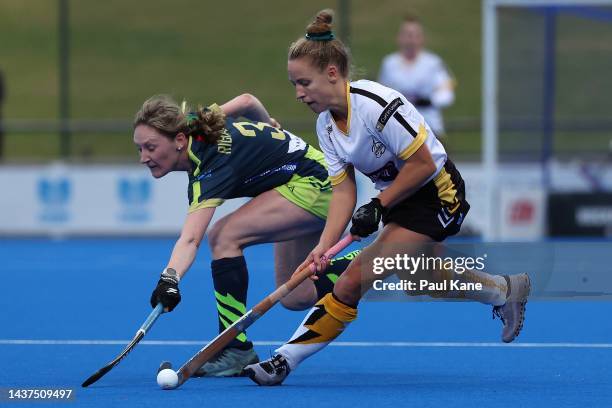 Hannah Richardson of the Tigers challenges Georgia Wilson of the Thundersticks during the round five Hockey One League match between Perth...