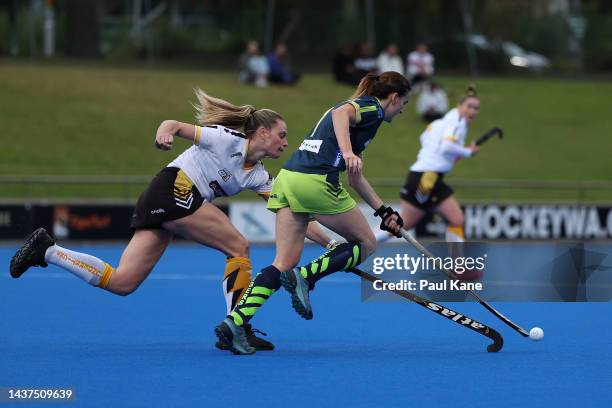 Kate Denning of the Thundersticks challenges Sarah McCambridge of the Tigers during the round five Hockey One League match between Perth...