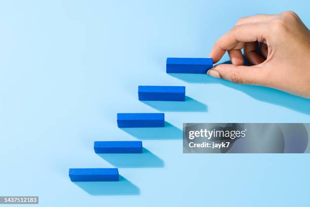 blue wooden blocks - physical position photos et images de collection